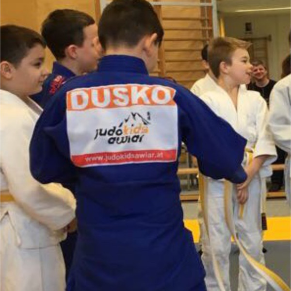 Kind mit blauem Judoanzug von Judokids AWIAR